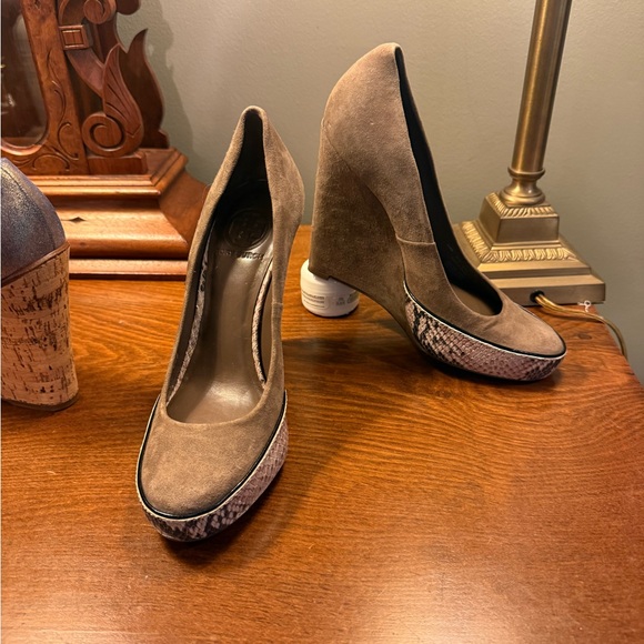 Tory Burch Sandra Brown Suede Leather Snakeskin Wedge Pumps Size 8 MSRP $398 - Picture 14 of 14